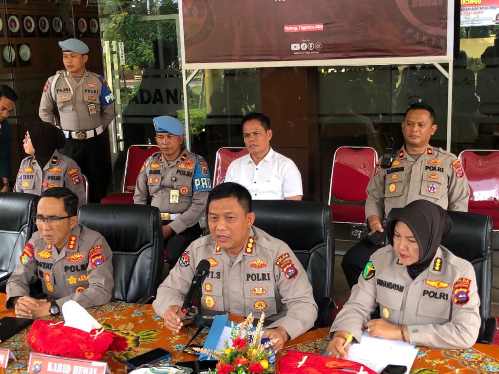 Polisi menggelar jumpa pers terkait perkembangan kasus kematian Afif Maulana di Polresta Padang, Rabu (7/8/2024) pagi. (Foto: Dok. Istimewa)