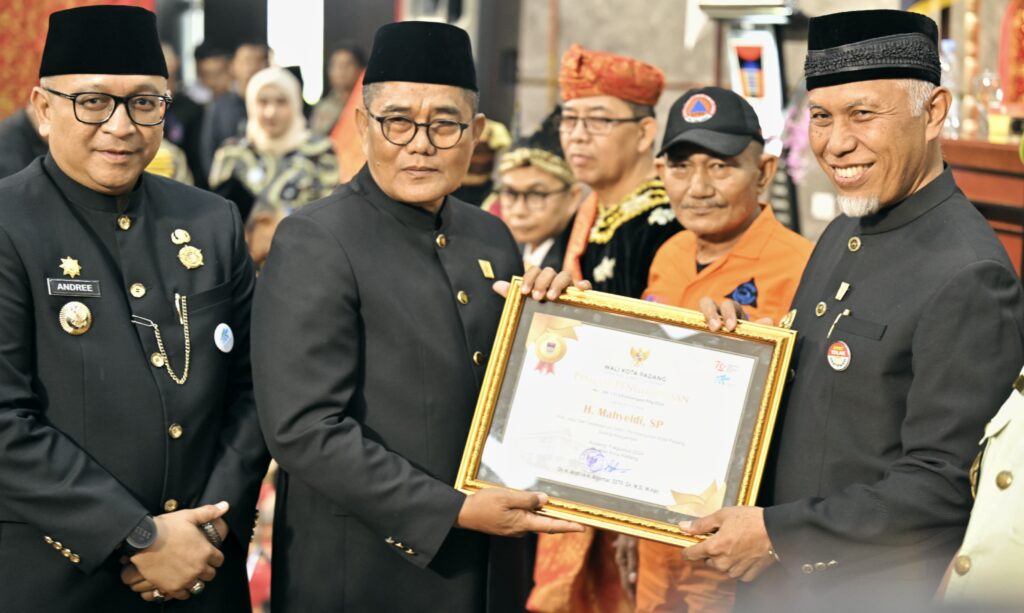 Gubernur Sumbar, Mahyeldi (kanan) menerima piagam penghargaan dan pin emas dalam Hari Jadi Kota (HJK) Padang ke-355 tahun, Rabu (7/8/2024) pagi. (Foto: Dok. Adpim)