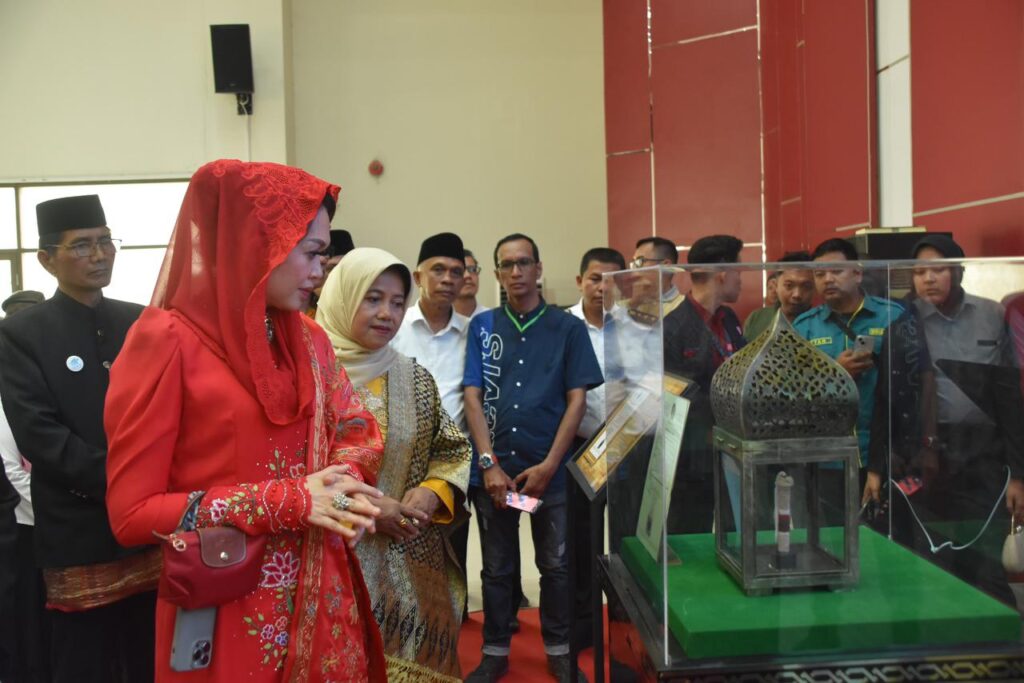 Pj Ketua TP-PKK Kota Padang, Putri Sari Ivanny melihat salah satu artefak atau peninggalan Nabi Muhammad SAW. (Foto: Dok. Prokopim)