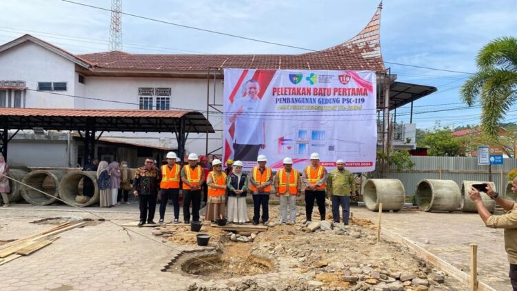 Bupati Pesisir Selatan, Rusma Yul Anwar melakukan peletakan batu pertama Pembangunan Gedung Painan Safety Center (PSC) di halaman Kantor Dinas Kesehatan Painan, Kamis (8/8).