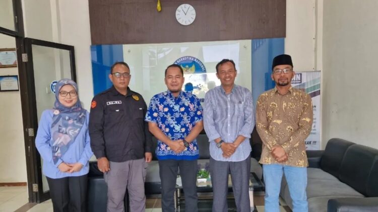 Komisioner KPU Bukittinggi mendatangi Kantor BNN Payakumbuh untuk kerjasama terkait pemeriksaan kesehatan saat proses pencalonan Wali Kota dan Wakil Wali Kota Bukittinggi di Pemilihan Serentak Nasional Tahun 2024 (Antara/Al Fatah)