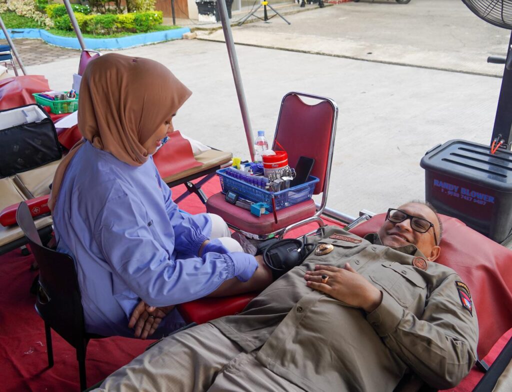 Pj Wako Padang, Andree Harmadi Algamar melakukan donor darah di Halaman Kantor Dinas Perdagangan (Disdag) Kota Padang, Kamis (8/8/2024) siang. (Foto: Dok. Prokopim)