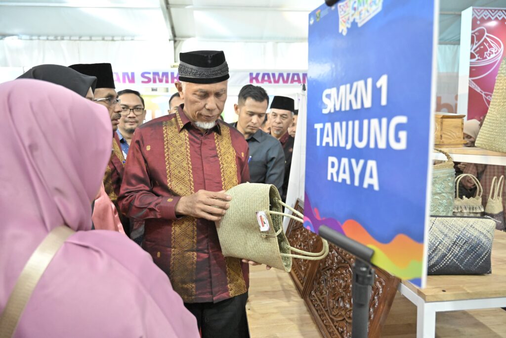 Gubernur Sumbar, Mahyeldi membuka International SMK Expo Sumbar tahun 2024 di Pelataran Medan Nan Bapaneh Ngalau Indah, Kota Payakumbuh. (Foto: Dok. Adpim)