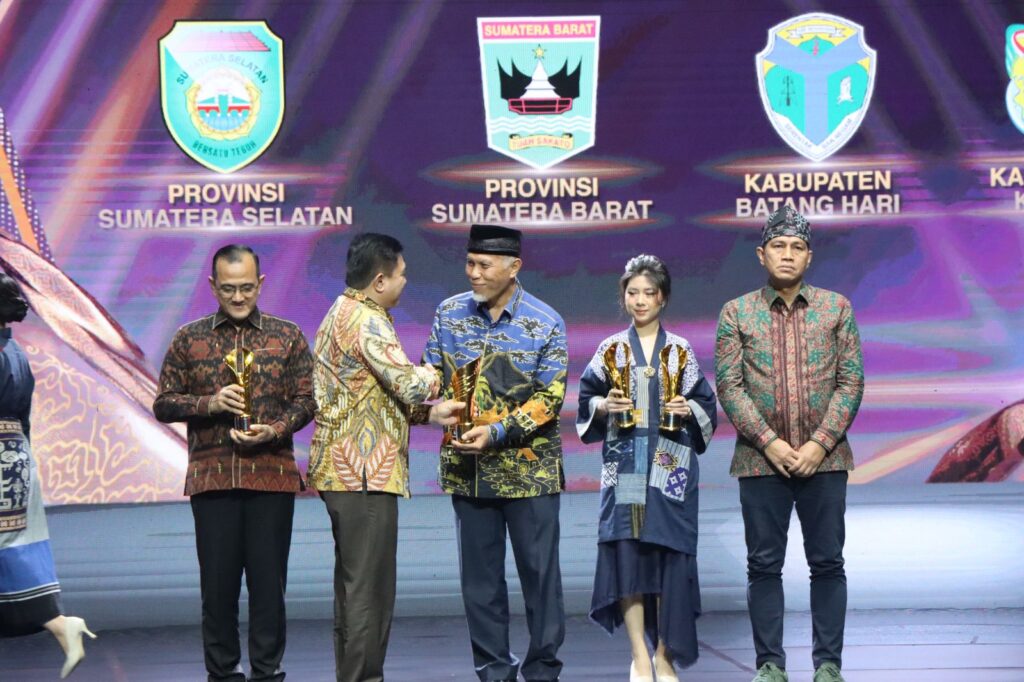 Gubernur Sumatera Barat (Sumbar), Mahyeldi menerima penghargaan Pimpinan Daerah Award 2024 I News TV. (Foto: Dok. Adpim)