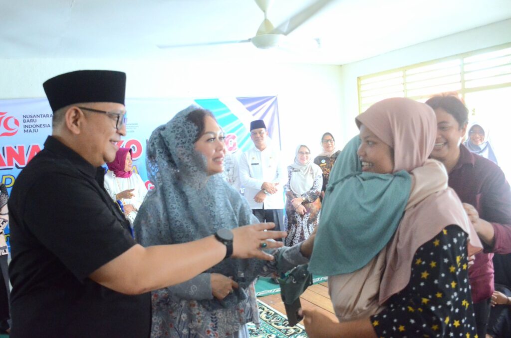 Pj Wako Padang, Andree Harmadi Algamar dan Pj Ketua TP-PKK Kota Padang, Putri Sari Ivanny menyambangi Panti Asuhan Mentawai di Gurun Laweh pada Jumat (9/8/2024) siang. (Foto: Dok. Prokopim)