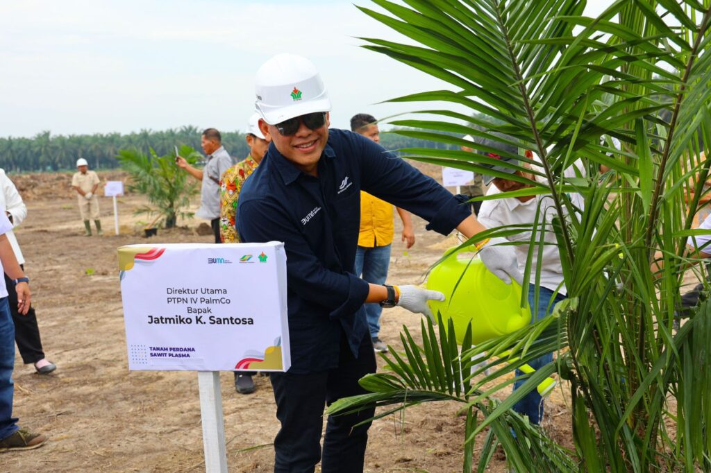 Direktur Utama PTPN IV PalmCo, Jatmiko Santosa saat melakukan tanam perdana sawit mitra Koperasi Produsen Gading Jaya Makmur seluas 172,25 hektare di Kabupaten Kampar, Riau. PalmCo optimis target PSR seluas 60 ribu hektare tercapai menyusul sambutan positif kalangan petani peserta PSR dari berbagai wilayah Indonesia. (Foto: Dok. PTPN)