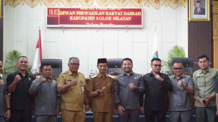 Wakil Bupati Solok Selatan Yulian Efi didampingi Sekretaris Daerah Syamsurizaldi foto bersama dengan Ketua DPRD Zigo Rolanda beserta anggota. (Antara)