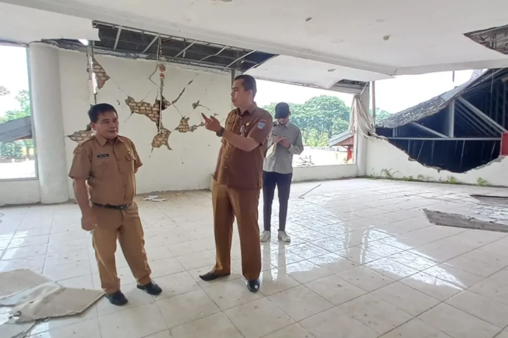 Kabid PK BPBD Pasbar, Zulkarnain (tengah) bersama Pusat Kajian Bencana Universitas Negeri Padang (UNP) melakukan survei awal bangunan DPRD melihat kelayakan antisipasi dampak gempa, Selasa. (13/8/2024) siang. (Foto: Dok. Antara/HO-BPBD Pasaman Barat)