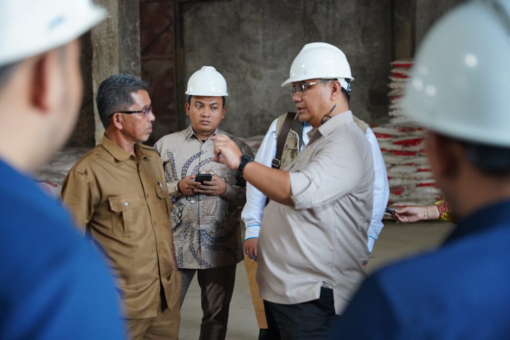 Anggota Ombudsman Republik Indonesia, Yeka Hendra Fatika, didampingi Wakil Direktur Utama PT Pupuk Indonesia, Gusrizal, melakukan kunjungan kerja ke Sumbar untuk memantau langsung distribusi pupuk bersubsidi pada Selasa (13/8/2024) siang. (Foto: Dok. Ombudsman)