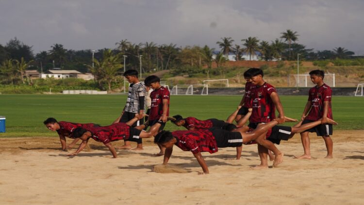 Timnas U-17 melakukan latihan fisik saat TC di Bali. (Foto: Dok. PSSI)