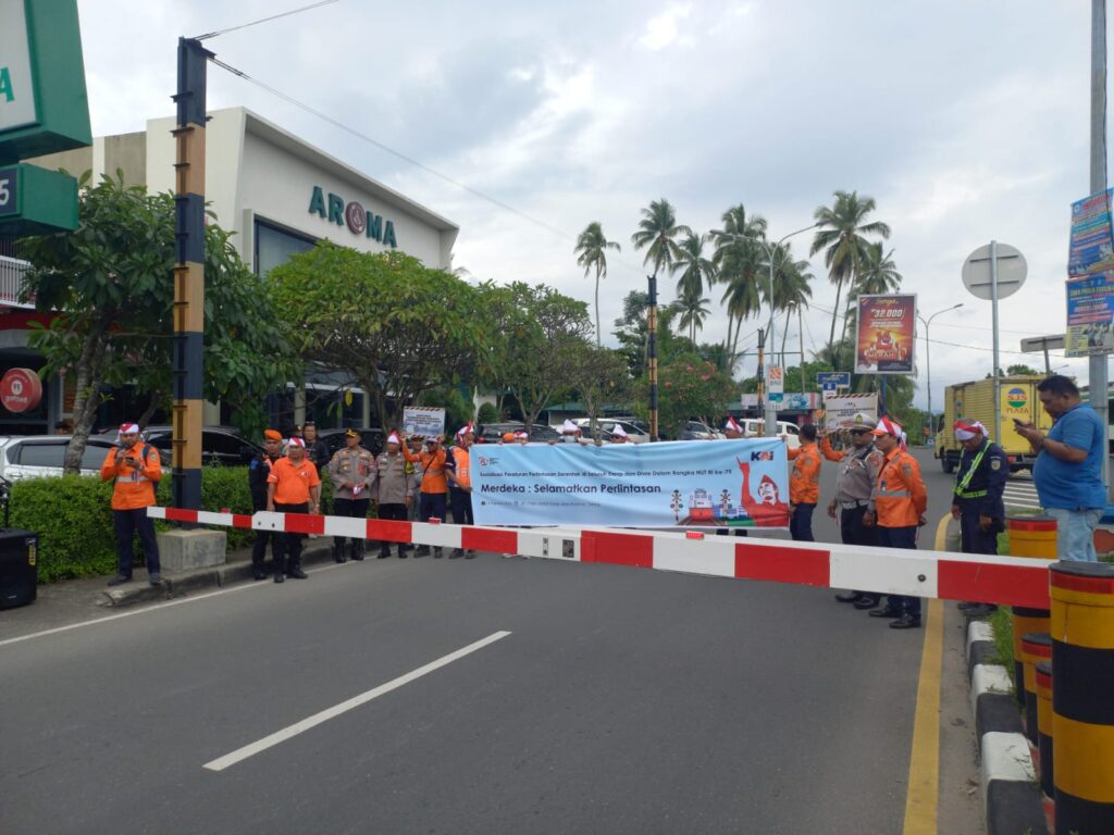 Kampanye keselamatan di perlintasan sebidang oleh KAI Divre II Sumbar dalam rangka HUT RI ke-79. (Foto: Dok. Istimewa)