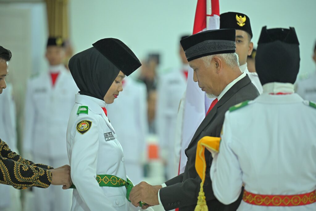 Gubernur Sumbar, Mahyeldi mengukuhkan 54 Paskibraka 2024 di Auditorium, Kamis (15/8/2024) siang. (Foto: Dok. Adpim)