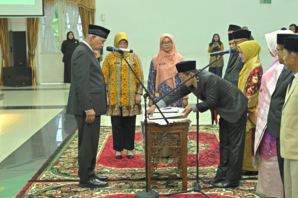 Gubernur Sumatera Barat (Sumbar), Mahyeldi melantik dan mengambil sumpah jabatan 18 pejabat orang pejabat Administrator dan Pejabat Pengawas di Lingkungan Pemprov, Kamis (15/8/2024) siang. (Foto: Dok. Adpim)