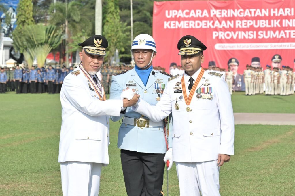 Gubernur Sumbar, Mahyeldi dan Wagub, Audy Joinaldy berfoto bersama dengan komandan upacara peringatan HUT RI ke-79, Sabtu (17/8/2024) pagi. (Foto: Dok. Adpim)