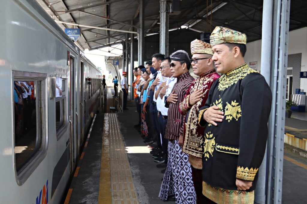 VP KAI Divre II Sumbar, Sofan Hidayah, membagikan bingkisan kepada pelanggan di Stasiun Padang dalam rangka HUT RI ke-79 Sabtu (17/8/2024) siang. (Foto: Dok. KAI)