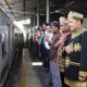 VP KAI Divre II Sumbar, Sofan Hidayah, membagikan bingkisan kepada pelanggan di Stasiun Padang dalam rangka HUT RI ke-79 Sabtu (17/8/2024) siang. (Foto: Dok. KAI)