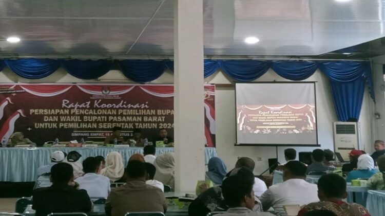 KPU Pasaman Barat saat mengadakan rapat koordinasi persiapan pencalonan pemilihan bupati dan wakil bupati Pasaman Barat tahun 2024 di Simpang Empat, Minggu (18/8/2024). Antara/Altas Maulana.