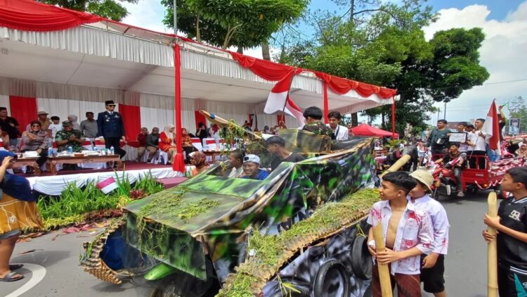 Wali Kota Bukittinggi Erman Safar menyambut salah satu rombongan peserta pawai alegoris Hari Ulang Tahun Ke-79 RI, Minggu (18/8/2024). Antara/Al Fatah.