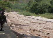 Sungai Ngarai Sianok Bukittinggi Dilanda Banjir Bandang, Bawa Material Batu dan Kayu