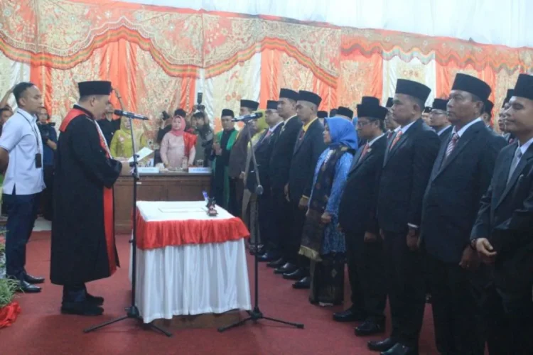 Ketua Pengadilan Negeri Kabupaten Pasaman Barat, Ade Satriawan mengambil sumpah dan janji 40 anggota DPRD periode 2024-2029, Senin (19/8/2024) siang. (Foto: Dok. Antara/Altas Maulana)