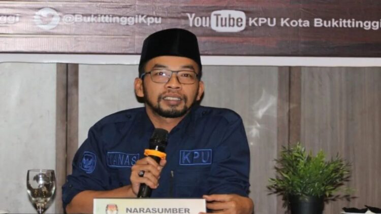 Komisioner KPU Bukittinggi, Rifa Yanas. KPU Bukittinggi menunggu arahan terkait putusan Mahkamah Konstitusi Nomor 60/PUU-XXII/2024 tentang syarat pengajuan calon kepala daerah oleh partai politik (Antara/Al Fatah)