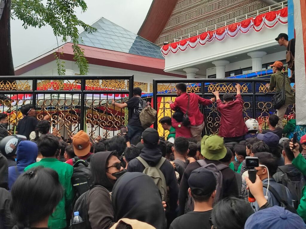 Aksi unjuk rasa kawal putusan MK berlangsung di seluruh Indonesia, termasuk Kota Padang, Sumatera Barat (Sumbar) pada Kamis (22/8/2024) siang. (Foto: Dok. Istimewa)