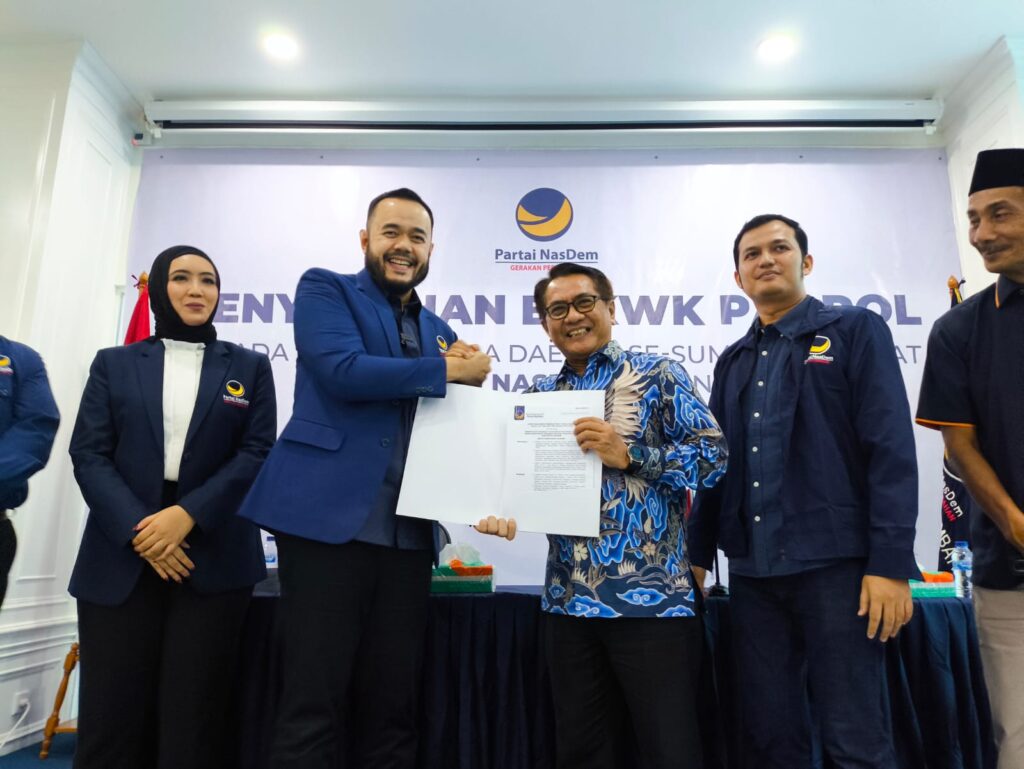 Ketua DPW Partai NasDem Sumbar, Fadly Amran (dua dari kiri) menyerahkan B1 KWK kepada salah satu bakal calon kepala daerah di NasDem Tower Padang, Kamis (22/8/2024) siang. (Foto: Dok. Istimewa)