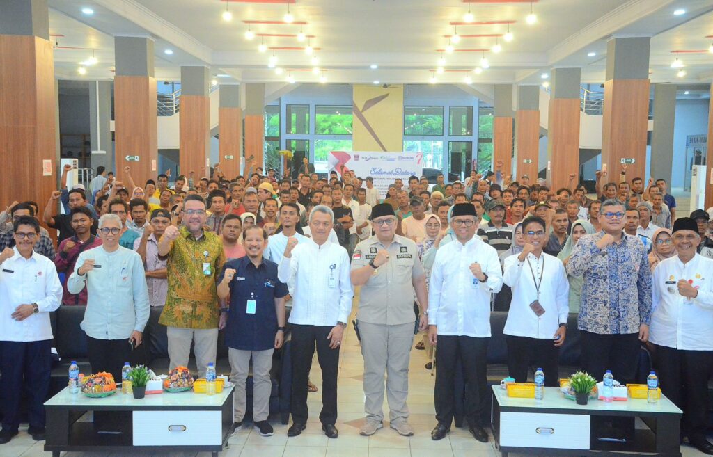 Penyerahan Kartu BPJS Kesehatan dan Kusuka bagi 1.056 nelayan di Kota Padang pada Jumat (23/8/2024) sore. (Foto: Dok. Prokopim)