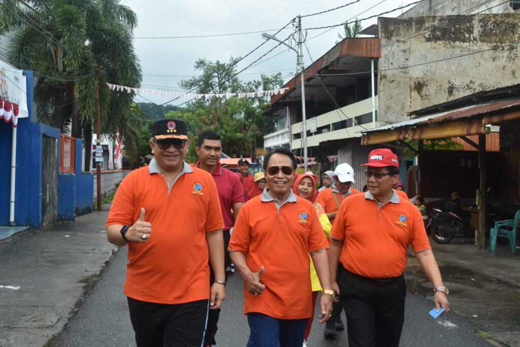 Pj Wako Padang, Andree Harmadi Algamar (kiri) mengikuti jalan santai yang diselenggarakan PWRI dalam rangka HUT ke-62. (Foto: Dok. Prokopim)