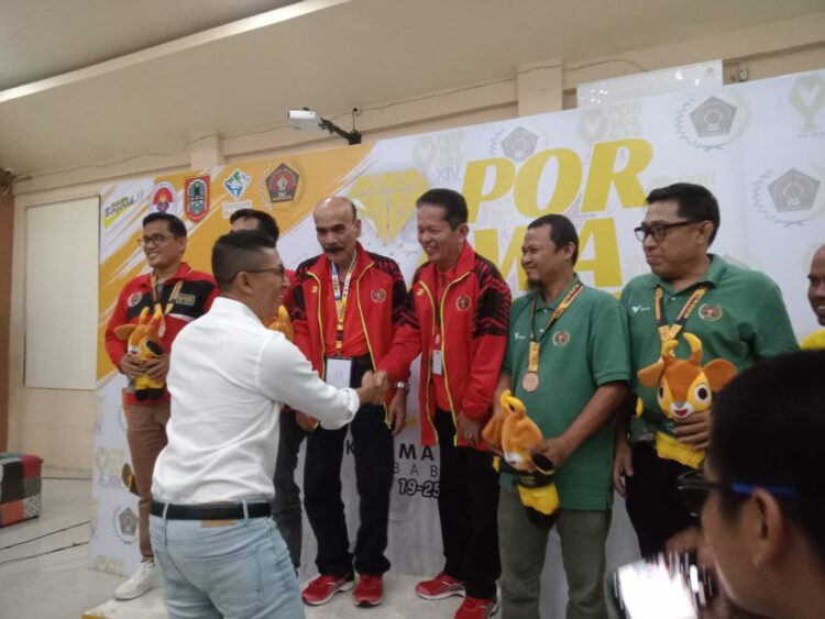 Kontingen Sumbar berhasil meraih medali emas pada cabor domino kategori berpasangan tertutup pada Porwanas. (Foto: Dok. PWI Sumbar)