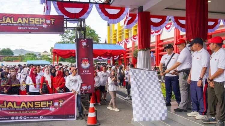 Pj Wali Kota Padang, Andree Algamar lepas peserta jalan santai yang digelar KPU Padang. (ANTARA/HO-Pemkot Padang)