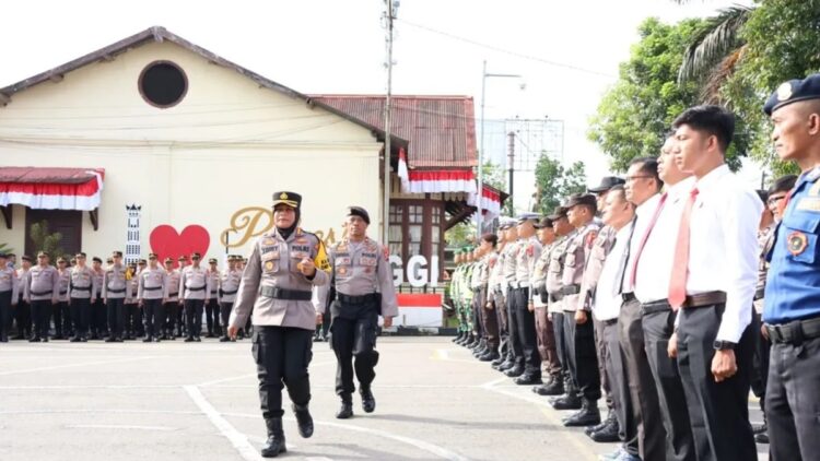 Kapolresta Bukittinggi, Kombespol Yessi Kurniati memeriksa kesiapan personel kepolisian yang akan disiagakan untuk pengawalan Pilkada 2024 (Antara/Al Fatah)