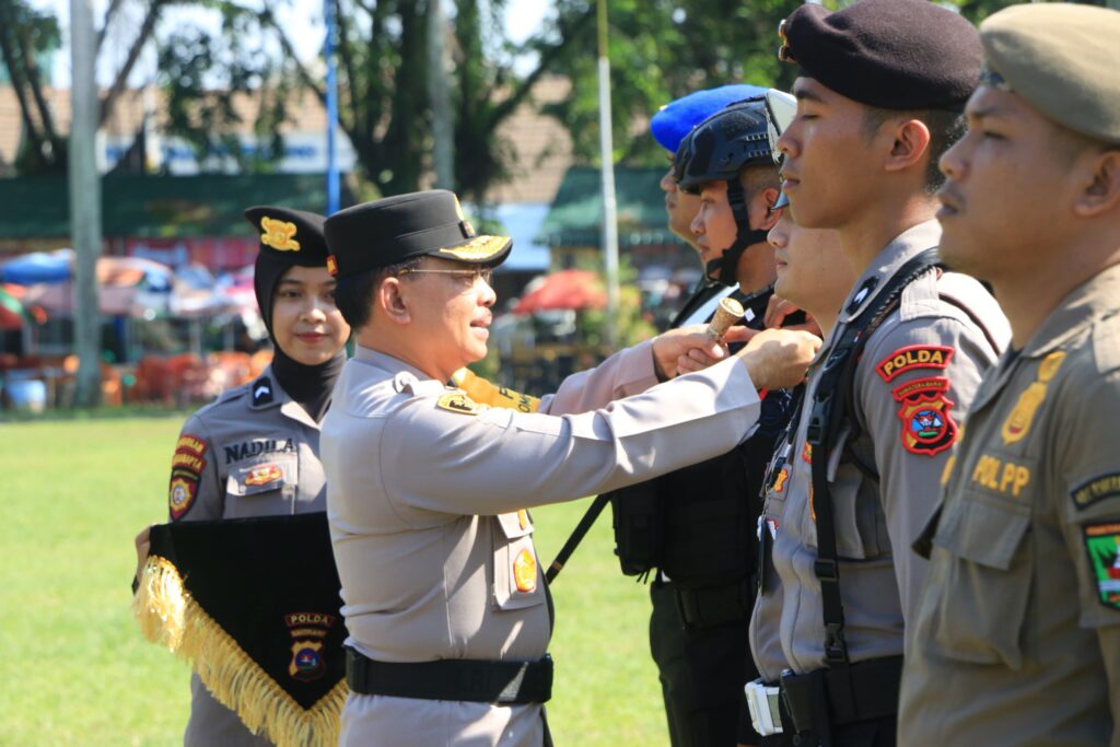 Kapolda Sumbar, Irjen Suharyono memimpin apel gelar pasukan Operasi Mantap Praja Singgalang 2024, Senin (26/8/2024) pagi. (Foto: Bidang Humas Polda Sumbar)