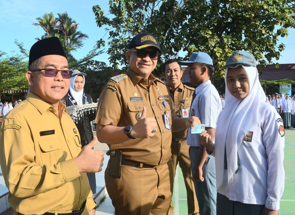 Pj Wali Kota Padang, Andree Harmadi Algamar menyerahkan e-KTP kepada pelajar SMAN 5 Padang pada Senin (26/8/2024) pagi. (Foto: Dok. Prokopim)