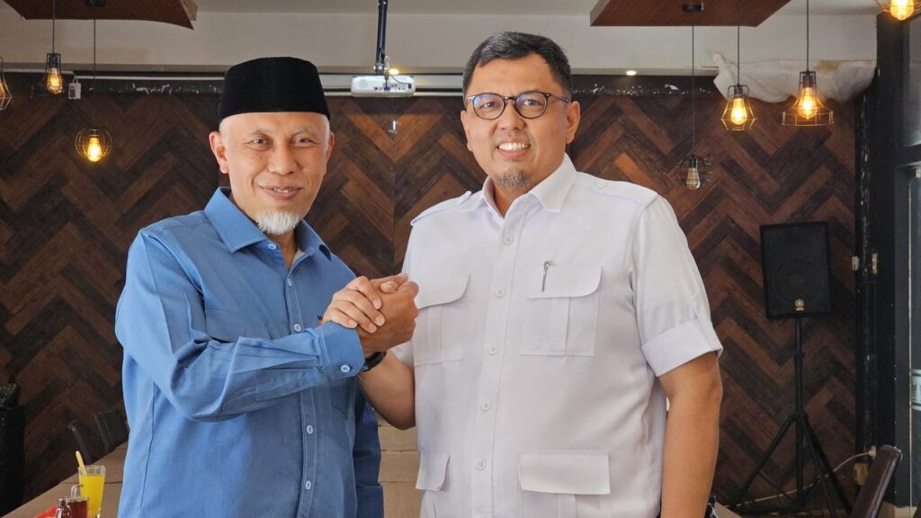 Calon Gubernur (Cagub) Sumatera Barat (Sumbar) periode 2024-2029 dan Wakil Ketua Pemenangan Mahyeldi-Vasko, Braditi Moulevey berfoto sebelum pendaftaran ke KPU Sumbar, Selasa (27/8/2024) siang. (Foto: Dok. Tim BM)