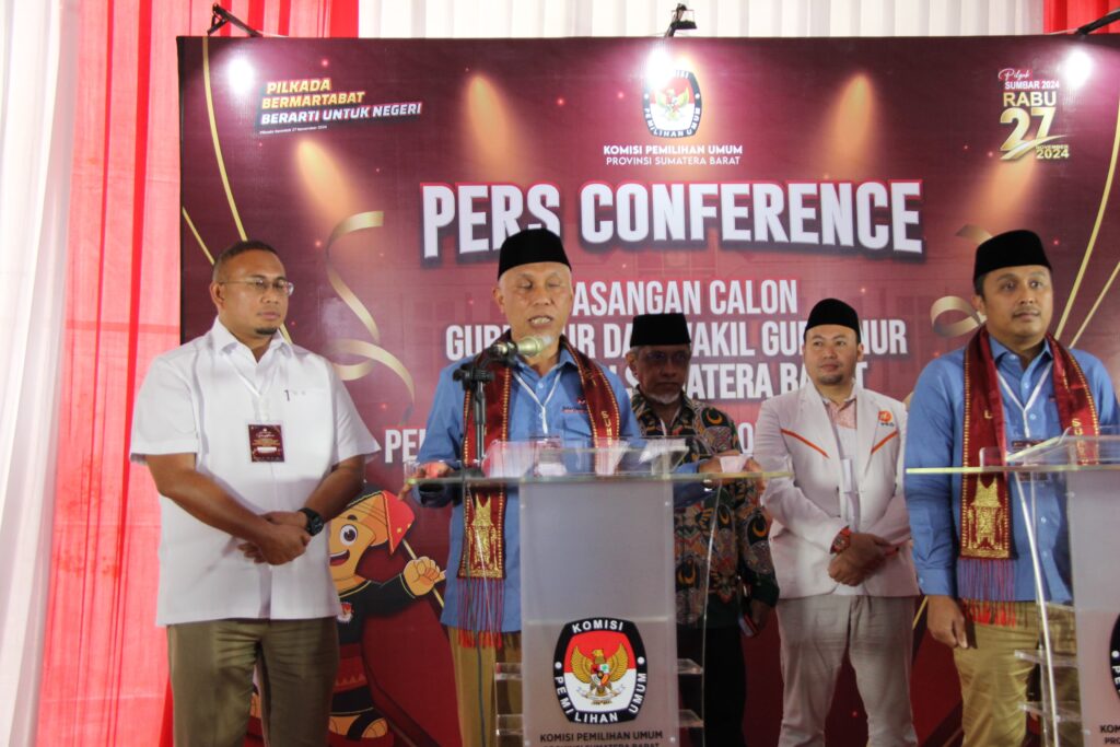 Pidato pertama Cagub-Cawagub Sumbar 2024-2029, Mahyeldi-Vasko Ruseimy usai mendaftar di KPU Sumbar, Selasa (27/8/2024) siang. (Foto: Dok. Tim AR)