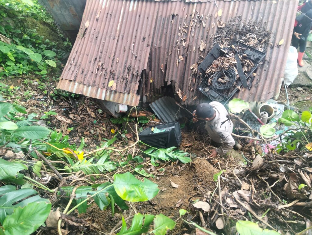 Longsor menghantam rumah seorang warga dan menyebabkan luka ringan di kawasan Kampung Batu, Kecamatan Padang Selatan, Kota Padang pada Selasa (27/8/2024) siang. (Foto: Dok. Pusdalops PB)