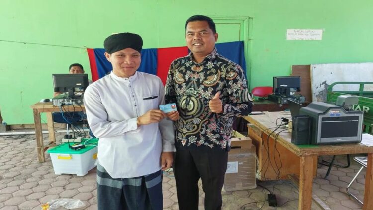 Kepala Bidang Pendaftaran Penduduk Dinas Kependudukan dan Catatan Sipil Pasaman Barat Harisantoni saat melakukan perekaman KTP elektronik terhadap 275 santri di Pondok Pesantren Mustafa Ulya Purba Baru di Kabupaten Madina, Kamis (29/8/2024). ANTARA/HO-Disdukcapil