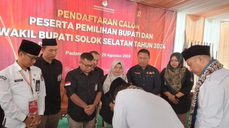 Ketua KPU Solok Selatan Ade Kurnia Zelli serta Ketua Bawaslu Solok Selatan Zulnasri menyaksikan penandatanganan visi misi calon kepala daerah yang mendaftar. Antara/Erik.