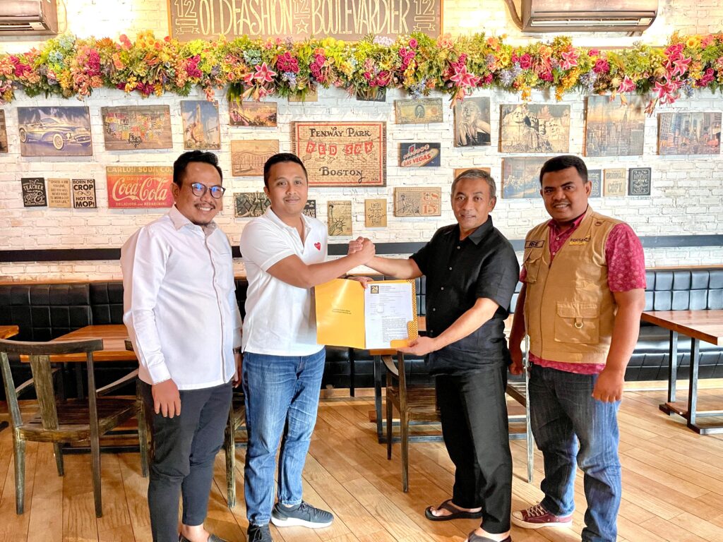 Cawagub Sumbar, Vasko Ruseimy menerima SK dukungan dari DPP Partai Ummat dalam Pilgub Sumbar 2024. SK tersebut diserahkan langsung oleh Ketua DPW Partai Ummat, Taslim pada Kamis (29/8/2024) siang. (Foto: Dok. Istimewa)