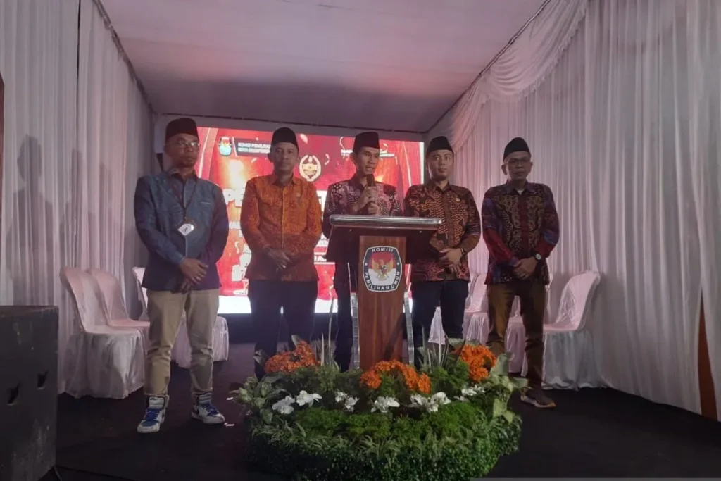 Ketua KPU bersama komisioner saat menerima pendaftaran calon Wali Kota dan Wakil Wali Kota Bukittinggi 2024. (Foto: Dok. Antara/Al Fatah)