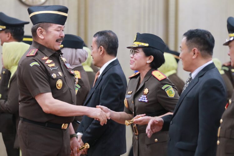 Jaksa Agung saat melantik Kajati Sumbar yang baru Yuni Daru Winarsih. (Foto: Dok. Istimewa)