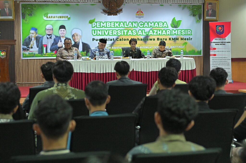 Gubernur Sumbar, Mahyeldi memberi pembekalan dan melepas 55 mahasiswa Universitas Al Azhar, Mesir pada Kamis (29/8/2024) siang. (Foto: Dok. Adpim)