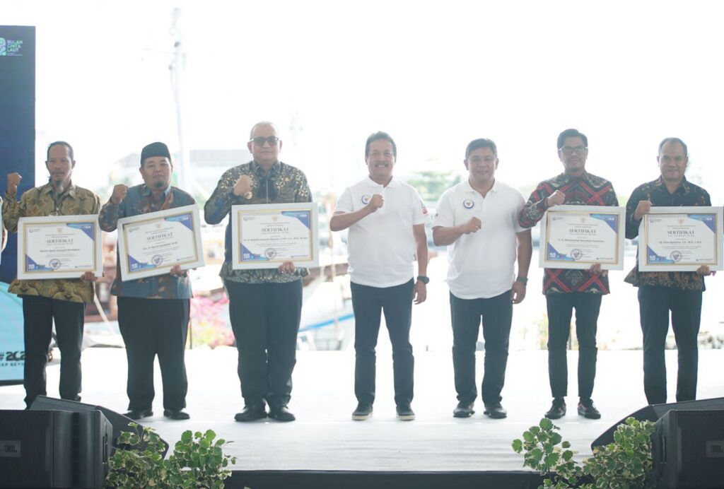 Pj Wako Padang, Andree Harmadi Algamar (tiga dari kiri) menerima penghargaan dari Menteri Kelautan dan Perikanan RI, Sakti Wahyu Trenggono. (Foto: Dok. Prokopim)