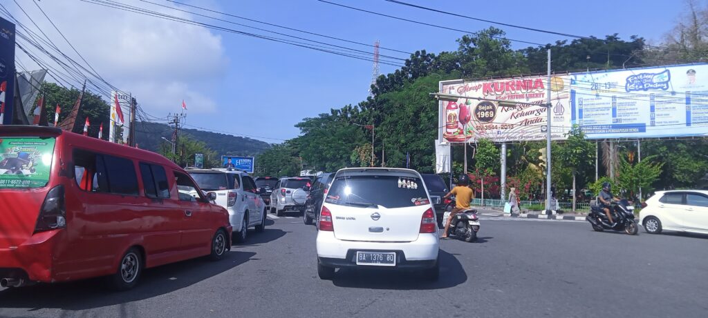 Kemacetan tak terelakkan akibat kegiatan dalam rangka Hari Jadi Kota (HJK) Padang ke-355 tahun yang dilaksanakan di Gedung Youth Center dan RTH Imam Bonjol. (Foto: Dok. Istimewa)