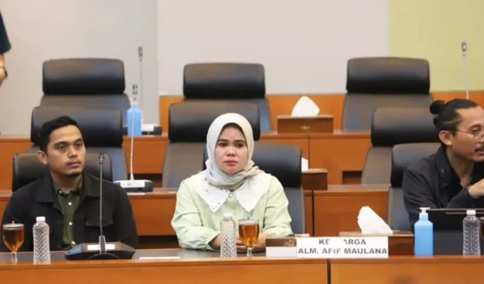 Ibunda almarhum Afif Maulana, Anggun Angriani (tengah) saat audiensi dengan Komisi III DPR RI, Senin (5/8/2024) siang. (Foto: Dok. Faiz Fadjarudin/suarasurabaya.net)