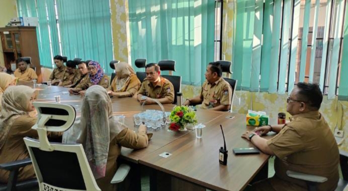 Camat Nanggalo, Amrizal Rengganis memimpin rapat persiapan Telong-telong dalam rangka HJK Padang ke-355 bersama jajarannya, Selasa (6/8/2024) pagi. (Foto: Dok. Istimewa)