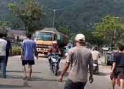 Massa menutup jalan Bypass Teluk Bayur karena diduga salah paham dengan Polantas yang dituding menendang seorang pengendara motor hingga terjatuh. (Foto: Dok. Istimewa/Tangkapan Layar)