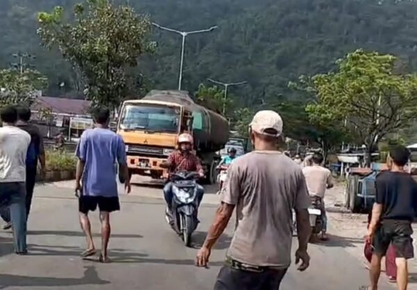 Massa menutup jalan Bypass Teluk Bayur karena diduga salah paham dengan Polantas yang dituding menendang seorang pengendara motor hingga terjatuh. (Foto: Dok. Istimewa/Tangkapan Layar)