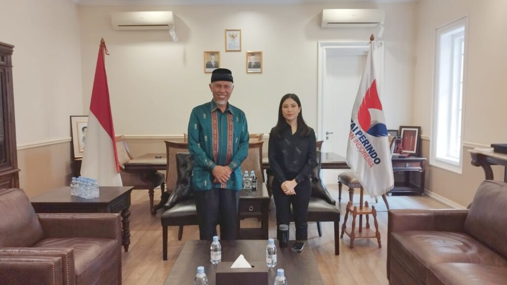 Gubernur Sumatera Barat (Sumbar), Mahyeldi bertemu Wakil Menteri Pariwisata dan Ekonomi Kreatif (Wamen Parekraf), Angela Tanoesoedibjo di Kantor DPP Partai Persatuan Indonesia (Perindo), Jakarta, Selasa (6/8/2024) siang. (Foto: Dok. Adpim)